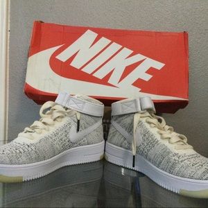 Unique Nike air tennis shoes- Oatmeal/white
